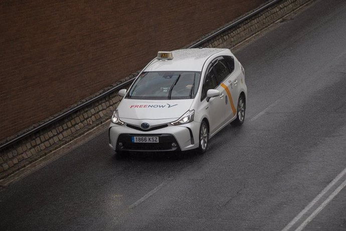 Archivo - Un taxi circulando por la ciudad