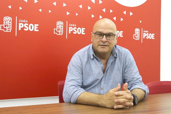 Archivo - El senador por el PSOE de Jaén Manuel Fernández.