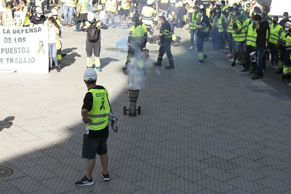 Archivo - Varios trabajadores de Ence recorren las calles para protestar contra el cierre de la pastera de Lourizán, a 11 de agosto de 2021, en Pontevedra, Galicia (España). Los empleados se han manifestado por el cierre de la pastera de Lourizán tras l