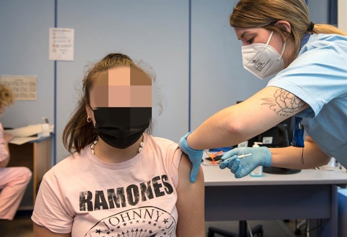 Vacunación de una menor contra el Covid-19