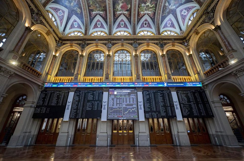 Paneles en el Palacio de la Bolsa, a 7 de noviembre de 2021, en Madrid, (España). 