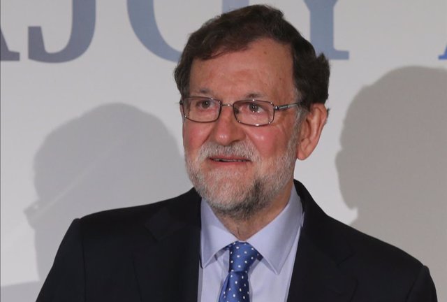 El expresidente del Gobierno Mariano Rajoy, posa en la presentación de su libro ‘La política para adultos’, en el Real Casino de Madrid, a 1 de diciembre de 2021, en Madrid (España).