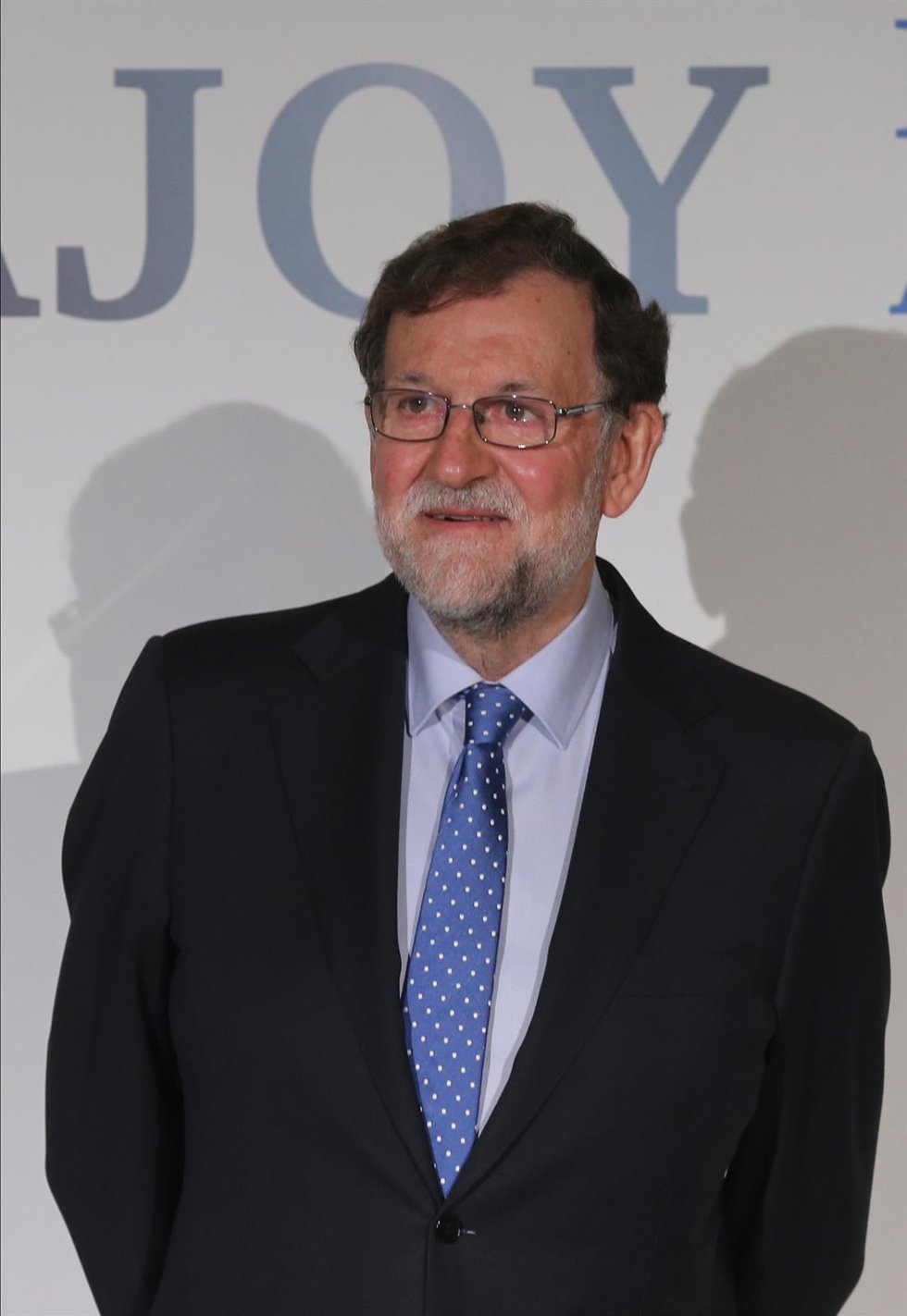 El expresidente del Gobierno Mariano Rajoy, posa en la presentación de su libro La política para adultos, en el Real Casino de Madrid, a 1 de diciembre de 2021, en Madrid (España).