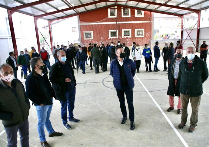 Archivo - Reunión del consejero Guillermo Blanco con alcaldes y ganaderos sobre el lobo