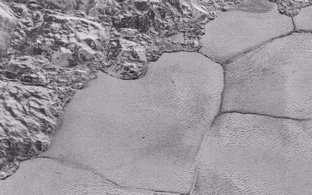 Estructuras poligonales en Sputnik Planitia