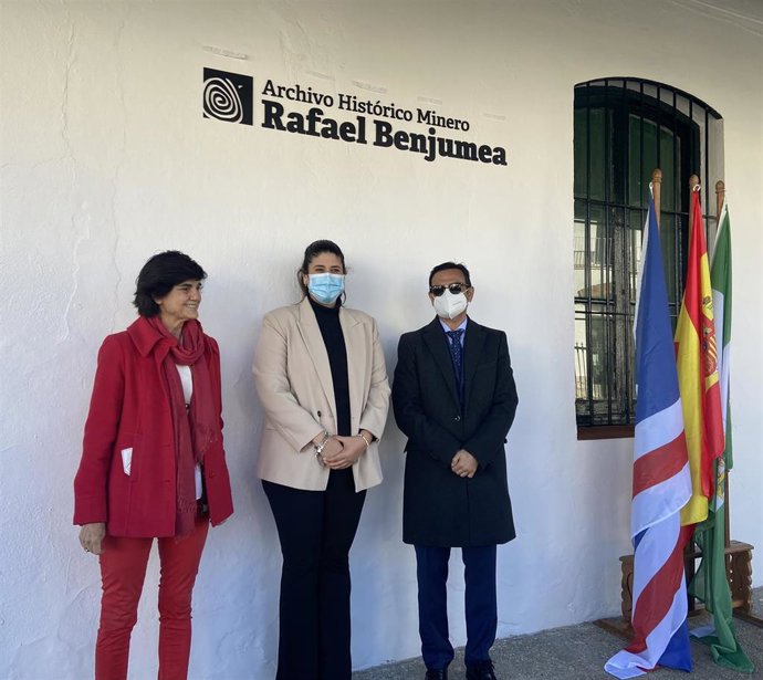 Descubrimiento de la placa del Archivo Histórico Minero de Riotinto con el nombre de Rafael Benjumea.