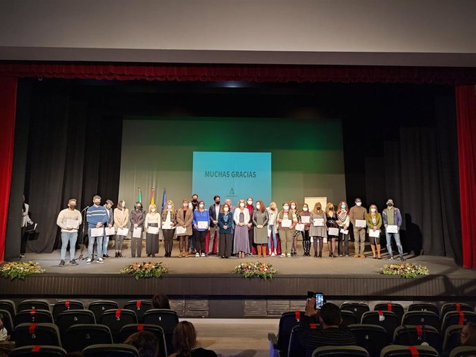 Foto de familia de las autorides y los premiados.