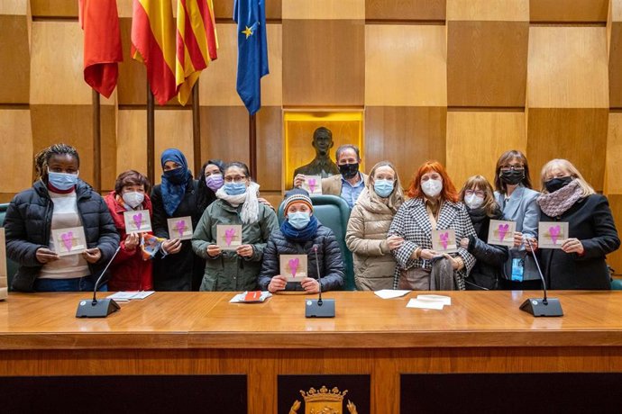 Las mujeres participantes en el taller de realización de postales navideñas, entregan al Ayuntamiento el resultado de su trabajo.