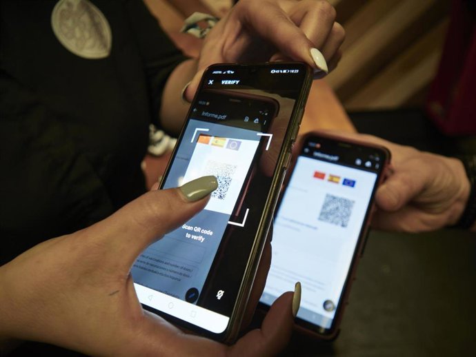 Una persona muestra su certificado de vacunación contra el Covid-19