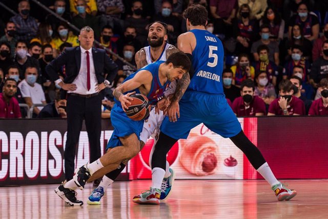 Nico Laprovittola of FC Barcelona in action against Jeffery Taylor of Real Madrid  during the Turkish Airlines EuroLeague match between FC Barcelona and Real madrid at Palau Blaugrana on December 10, 2021 in Barcelona, Spain.