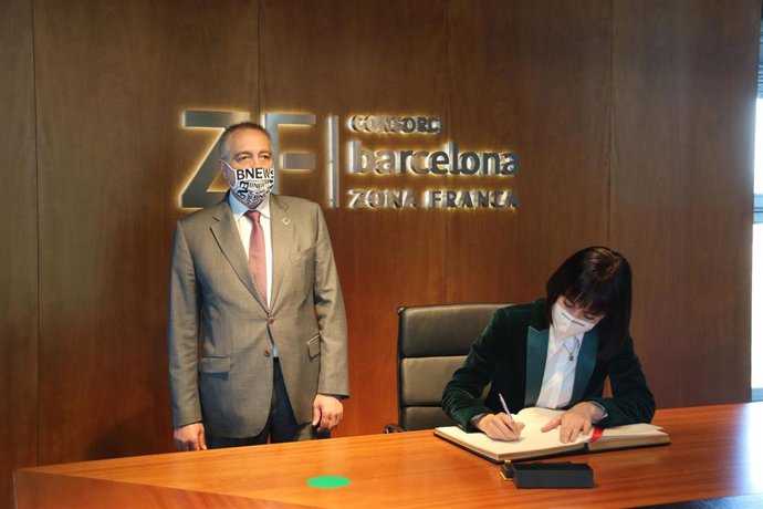 El delegado especial del Estado en el Consorcio de la Zona Franca de Barcelona (CZFB), Pere Navarro, y la ministra de Ciencia e Innovación, Diana Morant