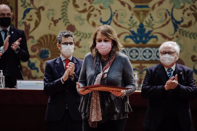 Ana María Cabrera Pérez (centro), junto al ministro de  Memoria Democrática, Félix Bolaños (i), y el ministro de Universidades, Manuel Castells (d), en el acto de reparación institucional a los rectores de la UCM represaliados.