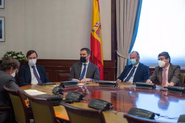 El PP de Almería se reúne con responsables de Iberia.