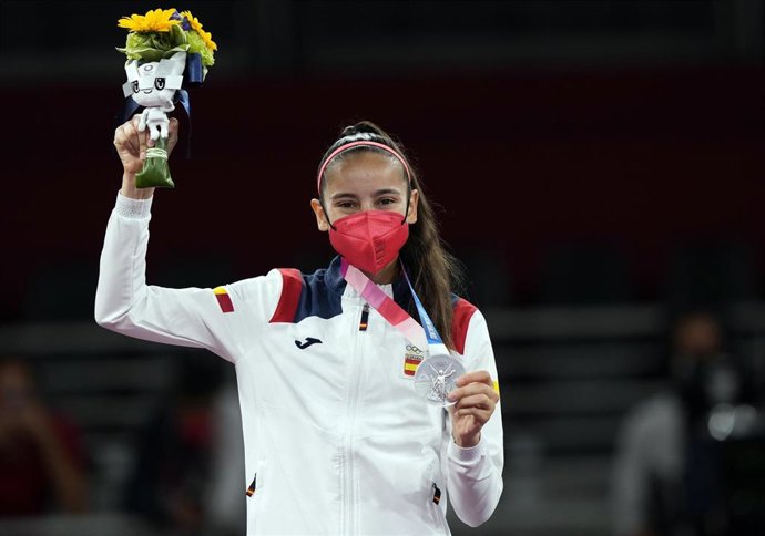 Archivo - La taekwondista Adriana Cerezo posa con su medalla de plata en los Juegos Olímpicos de Tokyo 2020.