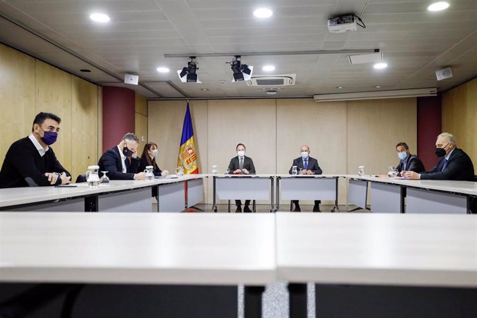 La mesa de la reunión para el pacto de Estado de Salud de Andorra