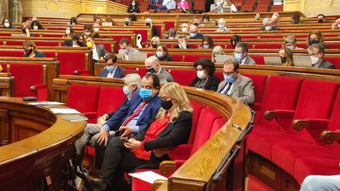 Imagen de archivo - El conseller de Salud, Josep Maria Argimon, el de Interior, Joan Ignasi Elena, y la de Sevicios Sociales, Violant Cervera, en el pleno del Parlament, a 14 de diciembre de 2021.