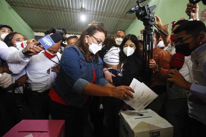 Xiomara Castro deposita su voto en las elecciones de Honduras.