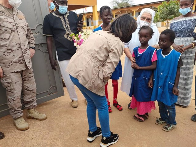 La ministra de Defensa, Margarita Robles, en su visita al colegio Madre Paule Lapique, en Senegal