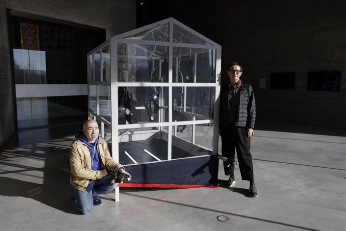 Dmitrii Vilenskii y Olga Egorova, del colectivo ruso Chto Delat, junto a la instalación 'The Ark of the Fugitives', durante su montaje en el C3A.