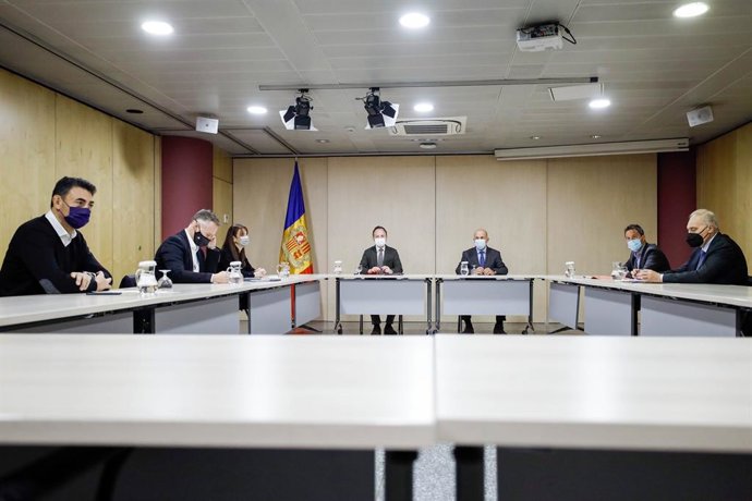 La taula de la reunió per al pacte d'estat en matria de salut a Andorra