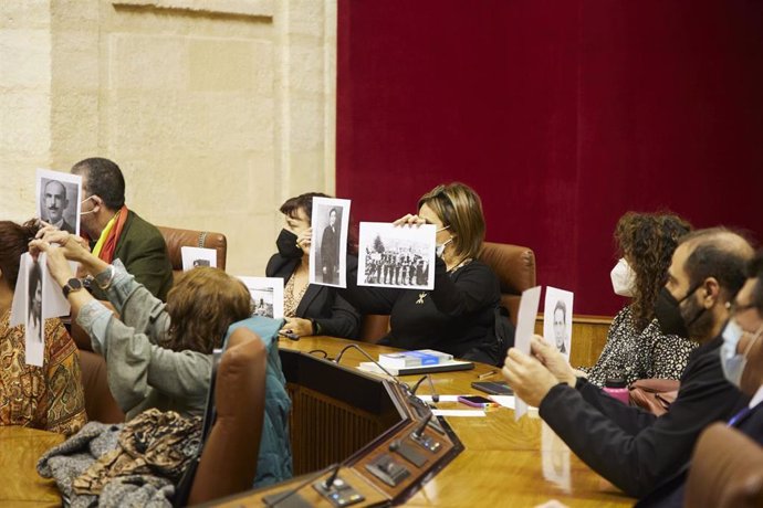 Los diputados no adscritos sacan fotografías de personas fallecidas en la Guerra Civil durante el debate de la Proposición de Ley de Concordia entre los Españoles, iniciativa de Vox que ha rechazado el Pleno del Parlamento.