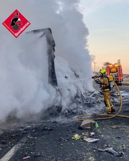 Un hombre resulta herido grave en el coche entre dos camiones en la A-33 en Villena