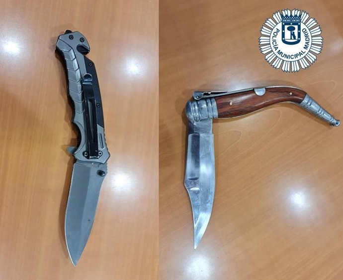 Dos detenidos por portar dos navajas prohibidas en un bar de Villaverde