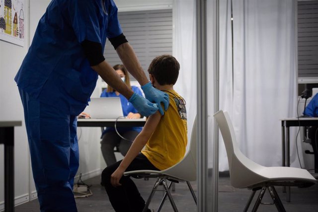 Un menor recibe la vacuna del Covid-19 en el recinto de vacunación de Fira Barcelona