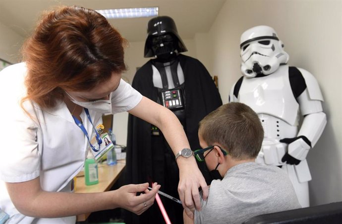 Esta tarde ha comenzado en Asturias la vacunación contra el COVID,de los niños y niñas de entre 5 y 11 años. En la imagen vacunación en el Hospital Valle del Nalón en Riaño.