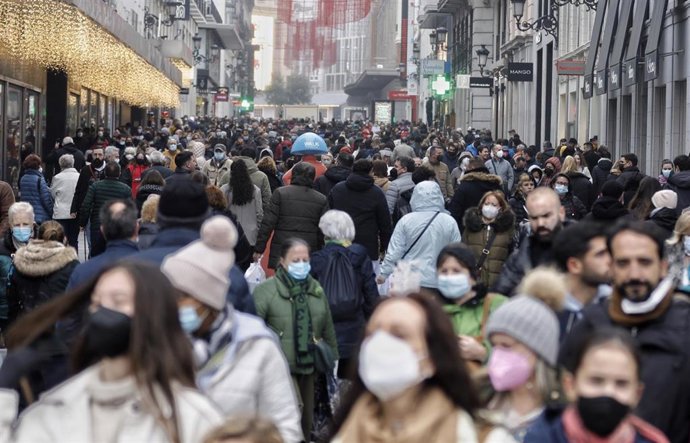 Decenas de personas en la calle Preciados cuando quedan menos de tres semanas para el Sorteo Extraordinario de la Lotería de Navidad, a 7 de diciembre de 2021, en Madrid (España). 