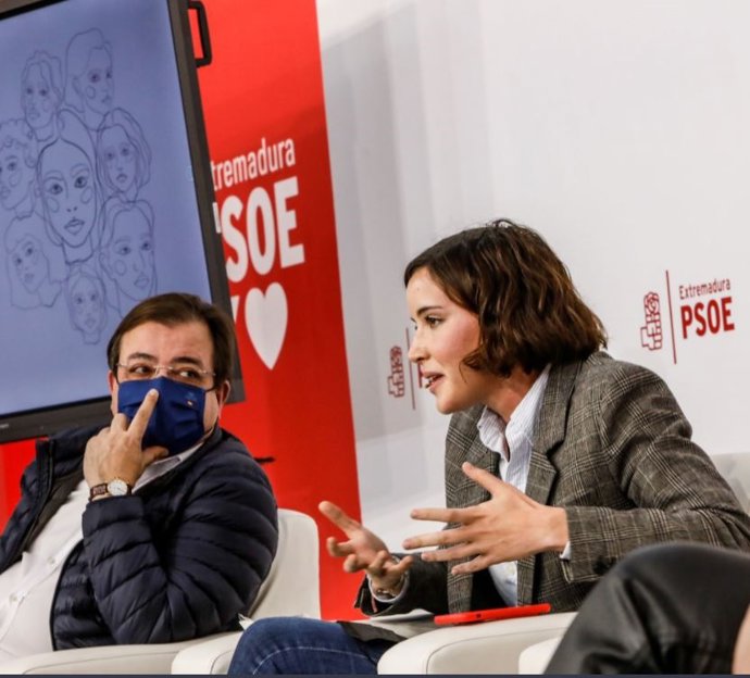 EL secretario general del PSOE de Extremadura, Guillermo Fernández Vara, y la secretaria de Igualdad del PSOE, Andrea Fernández, en el foro de debate 'Hacia la renovación el Pacto de Estado: Eliminación de la Violencia Contra las Mujeres'
