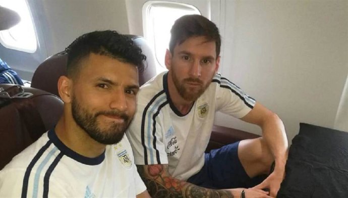 Sergio Agüero y Lionel Messi en un viaje con la selección argentina