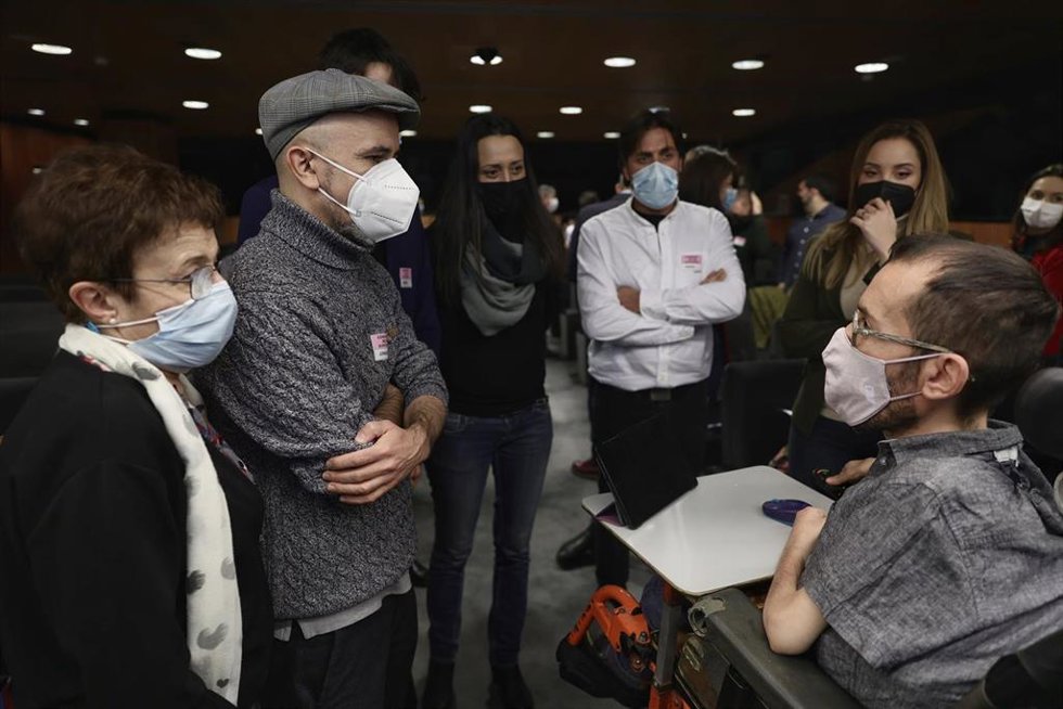 El portavoz de Unidas Podemos, Pablo Echenique (d) junto a familiares de los seis de Zaragoza, en las jornadas informativas sobre Los 6 de Zaragoza, en el Congreso de los Diputados, a 15 de diciembre de 2021, en Madrid (España).