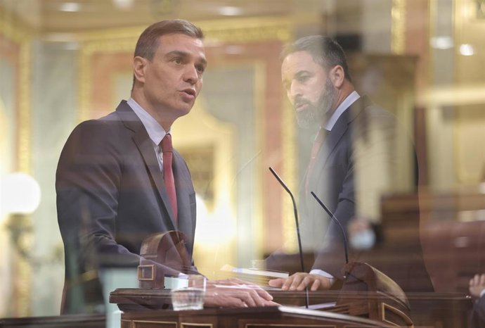 Archivo - Montaje del presidente del Gobierno, Pedro Sánchez (i), y el líder de Vox, Santiago Abascal