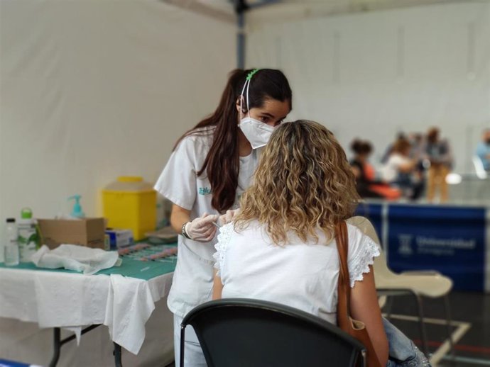 Archivo - Los mayores de 65 años podrán citarse para la vacunación contra la gripe y la tercera dosis de  a partir de este viernes.