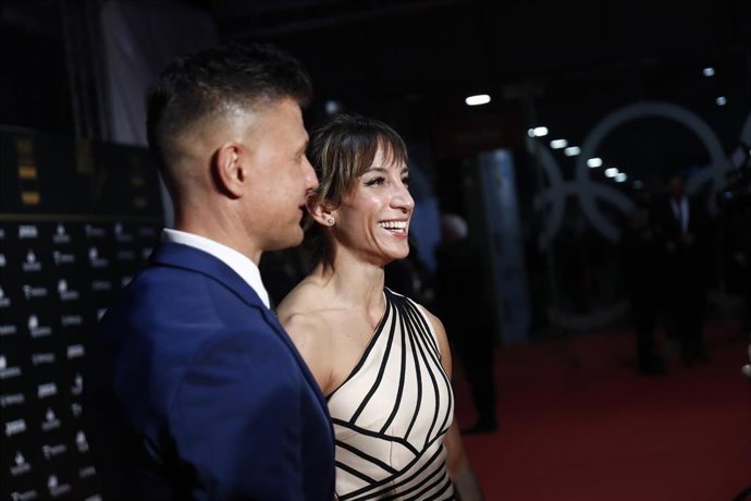 El seleccionador nacional de katas, Jesús del Moral, y la karateca española Sandra Sánchez durante la XVI gala del Comité Olímpico Español (COE), a 15 de diciembre de 2021, en Madrid (España). 