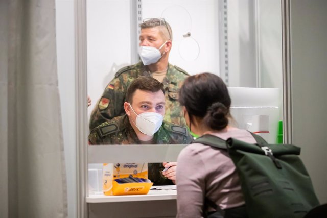 10 December 2021, Berlin: Soldiers from the Logistics Battalion 172 help out at a vaccination center in the Spandauer Arcaden. The vaccinations are carried out there with the vaccine Spikevax from Moderna. Photo: Christoph Soeder/dpa
