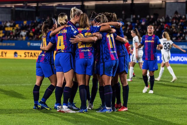 Archivo - El FC Barcelona celebra uno de sus goles en la Champions femenina