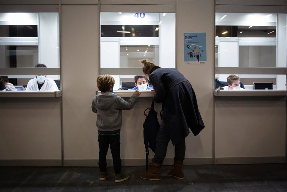 Un niño acude a recibir la vacuna contra el Covid-19, en la Fira de Barcelona