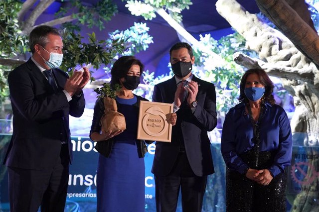 Juanma Moreno participa en el acto de entrega de premios de Ansemac