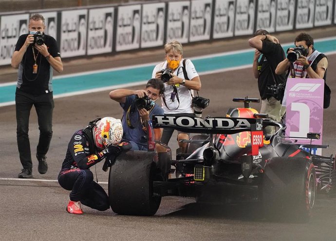 12 December 2021, United Arab Emirates, Abu Dhabi: Dutch Formula One driver Max Verstappen of Team Red Bull kneels beside his car as he celebrates after winning the Abu Dhabi Formula One Grand Prix at the Yas Marina Circuit. Photo: Hasan Bratic/dpa