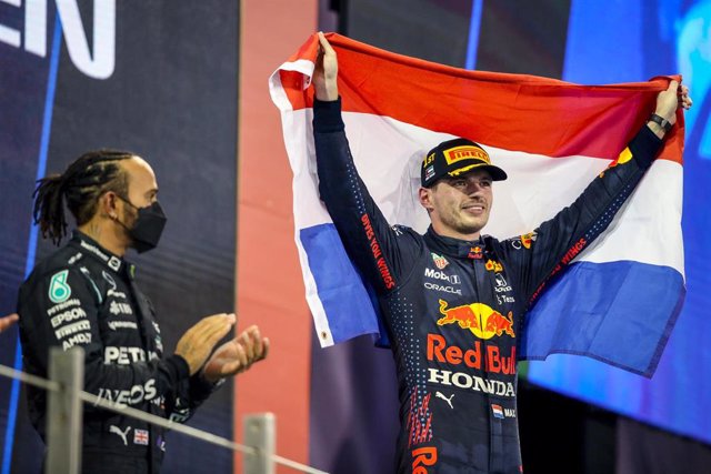 Max Verstappen celebra el título de campeón del mundo de Fórmula 1 delante de Lewis Hamilton, vigente subcampeón
