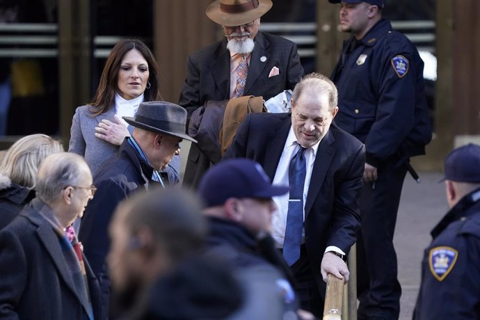 Archivo - 21 February 2020, US, New York: US film producer Harvey Weinstein exits the Manhattan Criminal Court building after attending a hearing within his sexual abuse allegation trial. Photo: John Lamparski/SOPA Images via ZUMA Wire/dpa