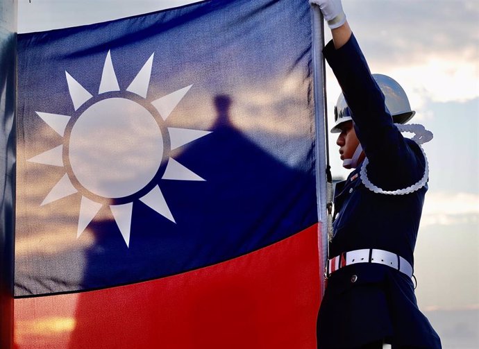 Archivo - 15 November 2020, Taiwan, Taipeh: A member of the Taiwanese guard of honour raises Taiwan's national flag at Liberty Square during the daily flag hoisting ceremony. Photo: Ceng Shou Yi/SOPA Images via ZUMA Wire/dpa