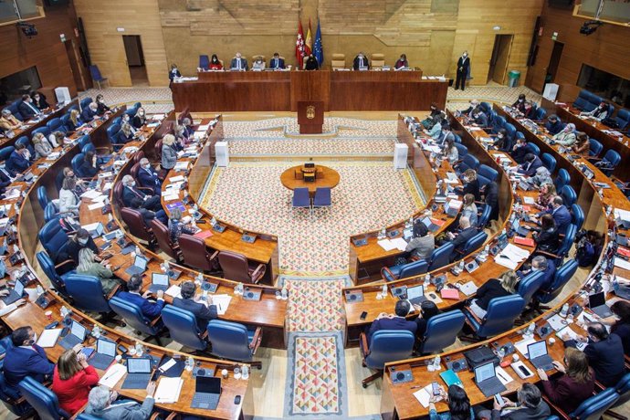 Asistentes a una sesión plenaria en la Asamblea de Madrid, a 9 de diciembre de 2021, en Madrid, (España). Durante el pleno se ha aprobado la mayor bajada del IRPF de la región, que reducirá 0,5 puntos cada uno de los tramos autonómicos, propuesta por el