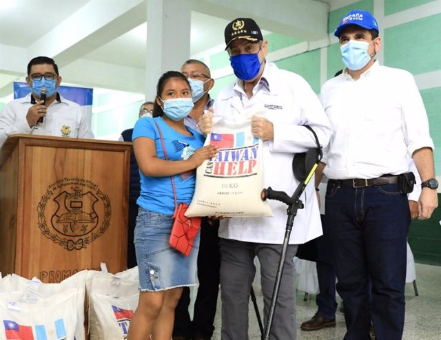 El presidente de Guatemala, Alejandro Giammattei, durante la campaña de vacunación en la que se entregará una bolsa de arroz a aquellos que se inoculen la vacuna contra la COVID-19