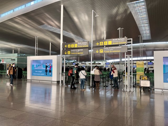 Pasajeros en el Aeropuerto de Barcelona-El Prat el 3 de diciembre.