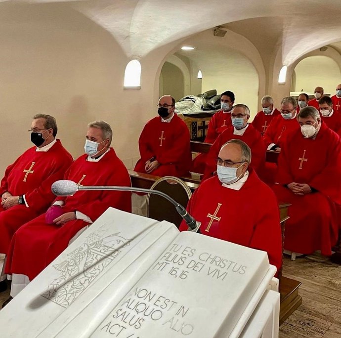El arzobispo de Oviedo, Jesús Sanz Montes, en Roma junto a obispos españoles en el marco de la visita 'ad limina apostolorum'.
