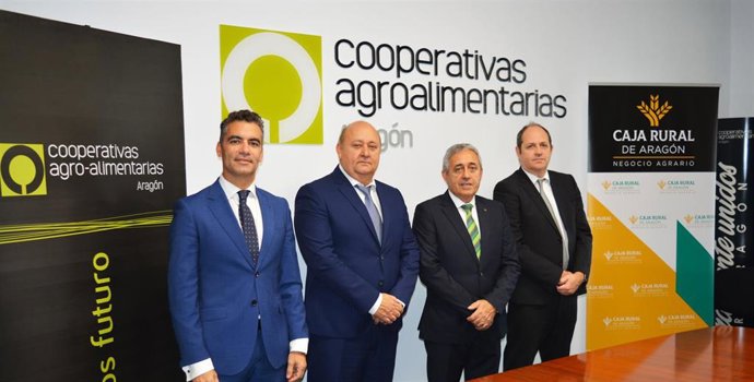 El presidente de la Federación de Cooperativas Agroalimentarias de Aragón, José Víctor Nogués; y el director general, Adolfo Aragüés; junto al presidente de Caja Rural de Aragón, José Luis Olivera; y el director general de la entidad, Luis Ignacio Lucas