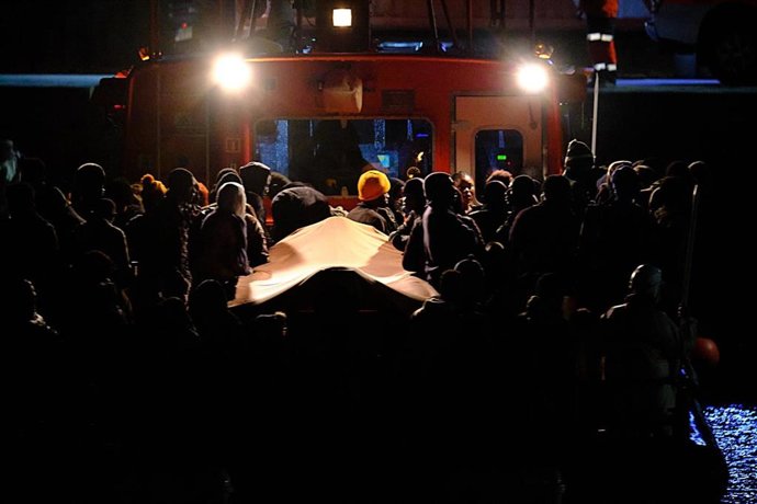 Archivo - Un grupo de migrantes rescatados por Salvamento Marítimo
